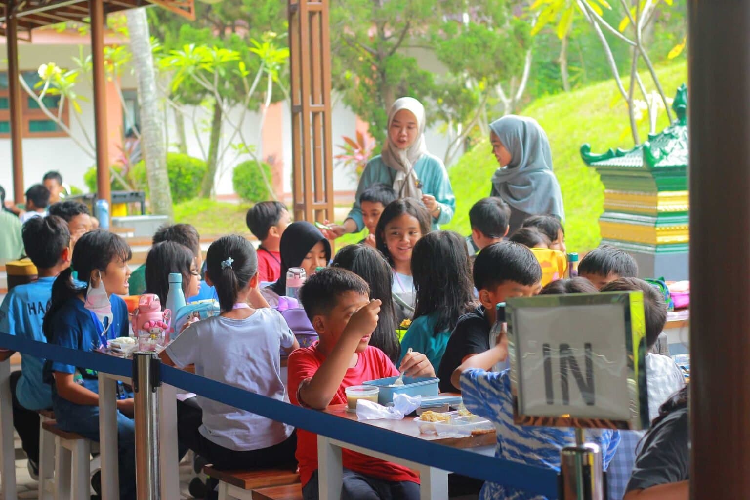 Aktivitas siswa di kantin Sekolah Cakra Buana, dokumentasi Garap Edu.
